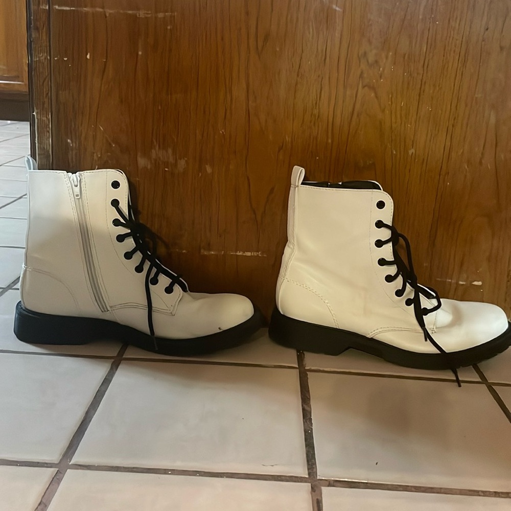White combat boots only worn twice. Tad bit scuffed on the tops